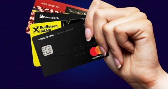 Банки активно обмежують доступ до карток українців: які чинники цьому сприяють?